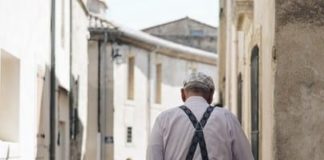 Un vieillard dans la rue, Italie.