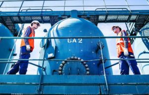 Deux techniciens d'Engie sur une plateforme du groupe (Photo : Engie)..