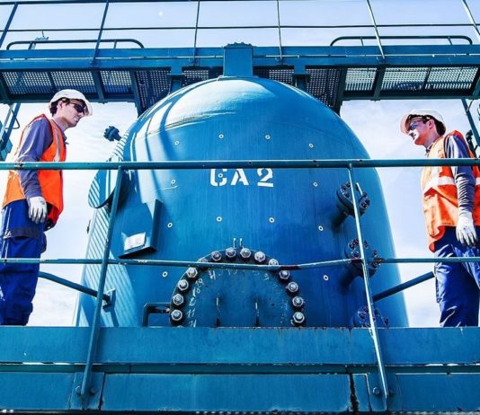 Deux techniciens d'Engie sur une plateforme du groupe (Photo : Engie)..