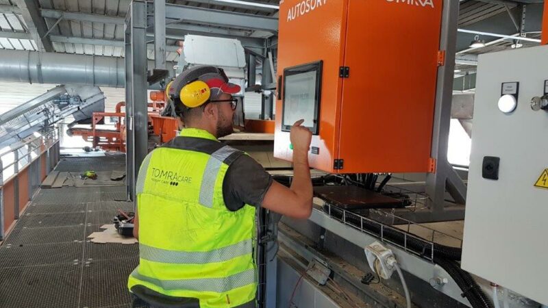 Concepteur, fabricant et installateur de machines de tri optique des déchets, TOMRA met l’accent sur le service clients