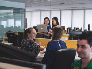 De jeunes salariés d'une startup.