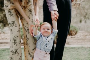 Un couple avec leur bébé.