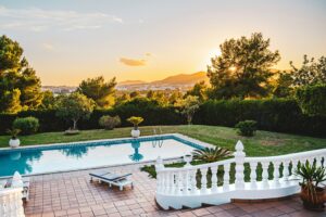Une propriété privée avec piscine.