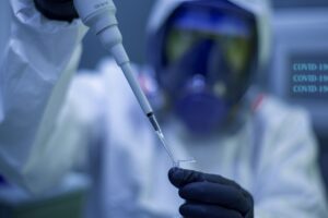 Un laboratin avec une pipette.