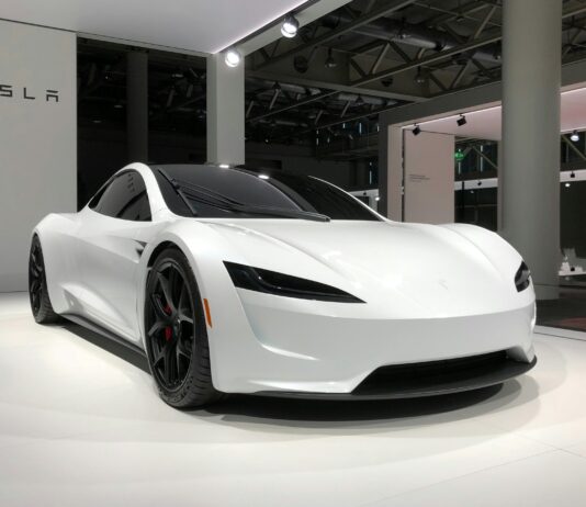 Une voiture Tesla.
