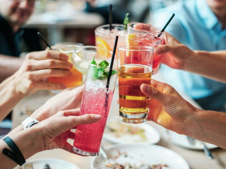 La génération Z boit-elle vraiment moins d&rsquo;alcool ? Une nouvelle étude remet en question cette idée