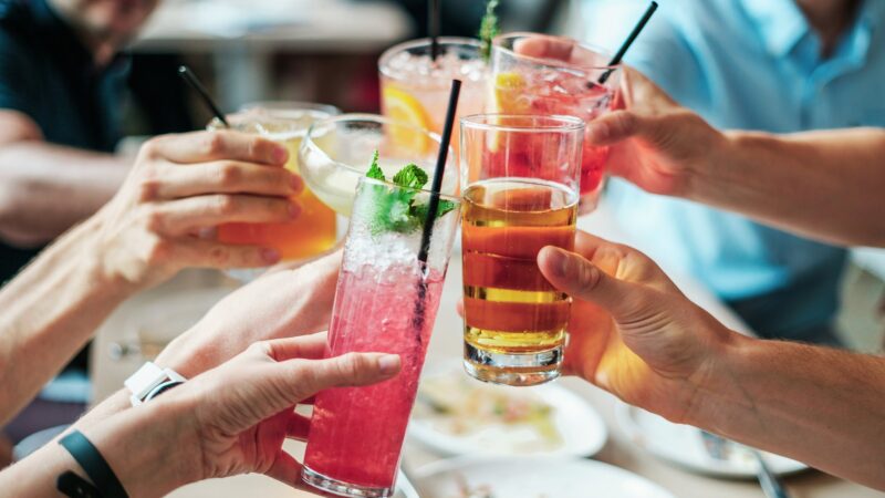 La génération Z boit-elle vraiment moins d&rsquo;alcool ? Une nouvelle étude remet en question cette idée