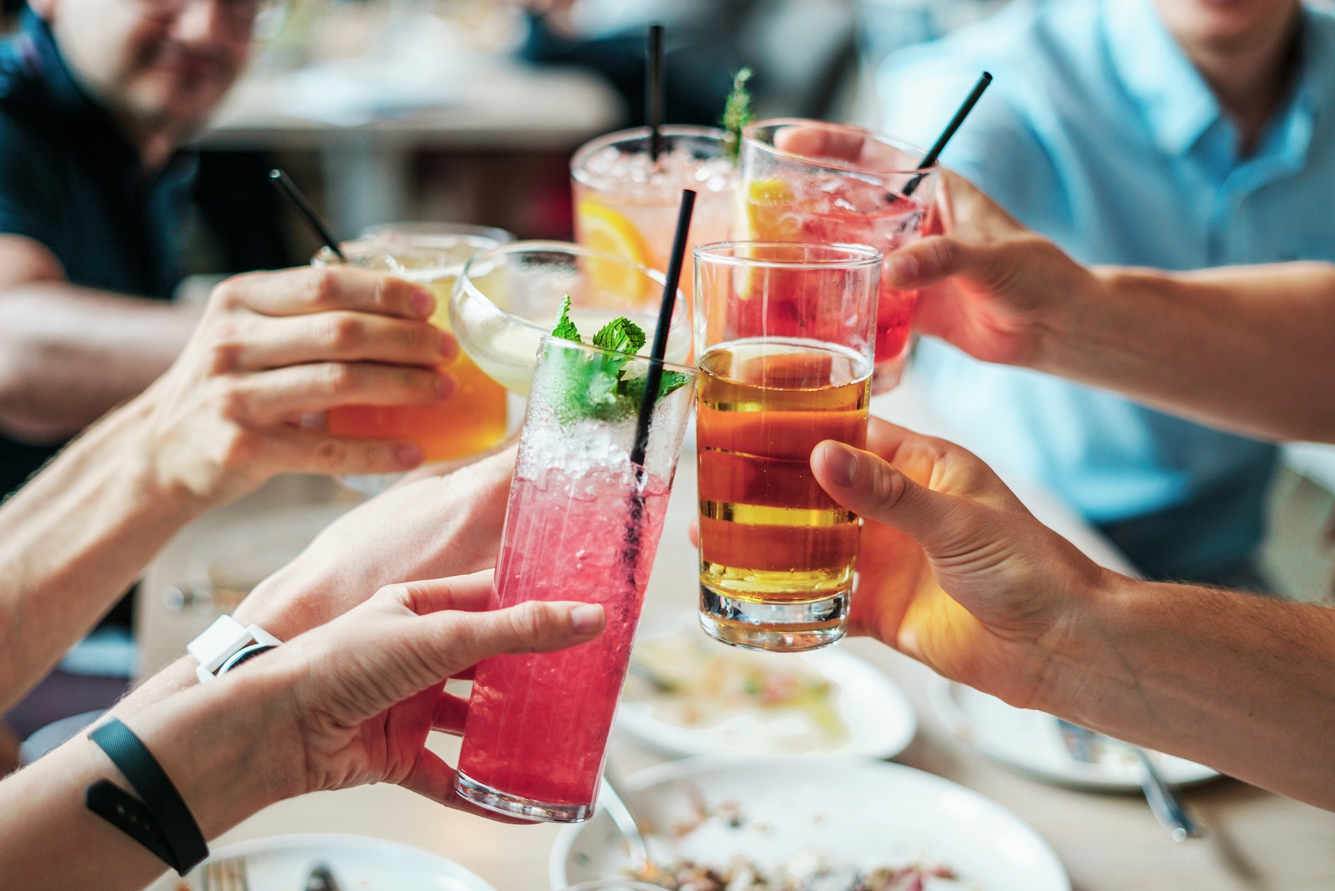 La génération Z boit-elle vraiment moins d&rsquo;alcool ? Une nouvelle étude remet en question cette idée